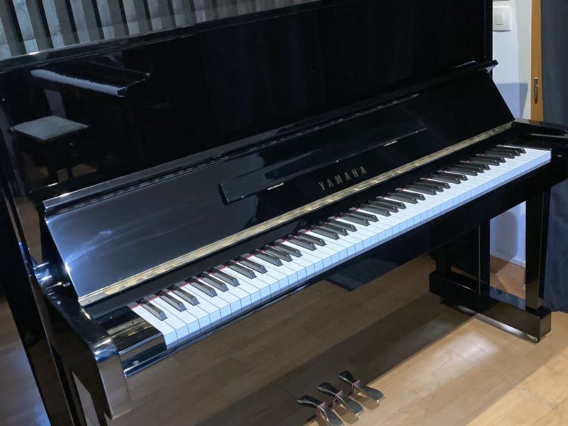 PIANO DROIT YAMAHA MC90